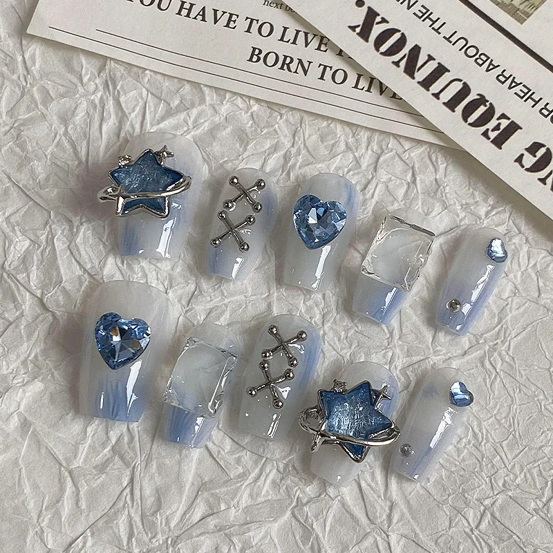 10 قطع من الصحافة الزرقاء الفاتحة الحالمية - على الأظافر مع النجمة والقلب والديكور السماوي - أظافر صناعية عصرية للنساء للاستخدام اليومي والجزء