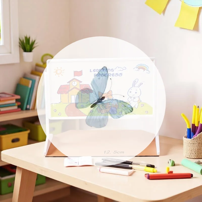 

Оправа для класса кукольного домика ручной работы в масштабе 1:12 с столом, классной доской, книгой и сумкой для коллекции миниатюрных декора.