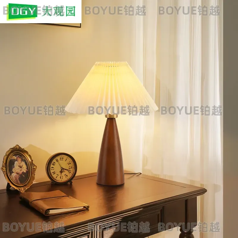 Retro Walnut Table Lamp Warm Nostalgic Bedside Light for Bedroom Living Room Desktop Decoration Vintage Style Nightstand
