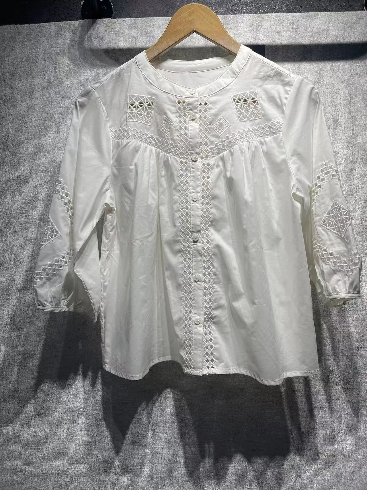 Blusa de manga folhada feminina, bordado oco, de peito único, pescoço em O, solta, casual, nova, primavera, verão, 2022