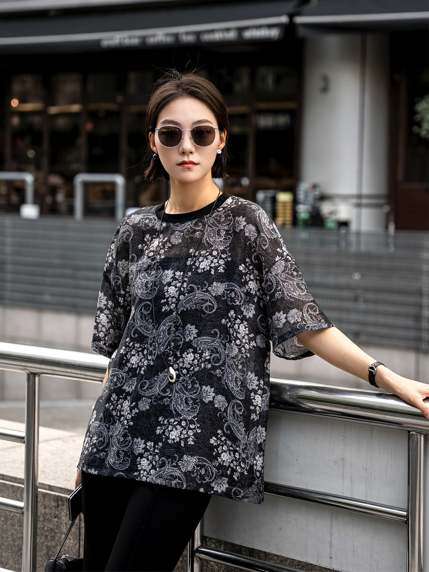 

Повседневная футболка с цветочным принтом, универсальный летний трикотажный топ свободного кроя для женщин, новинка, универсальный повседневный топ с круглым вырезом или...