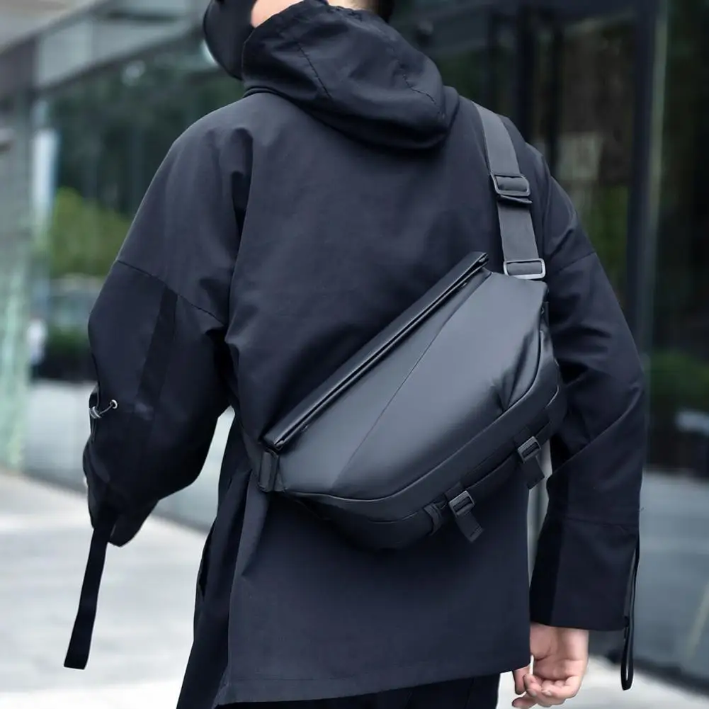 

Сумка через плечо с просторными отделениями. Стильная мужская водонепроницаемая сумка через плечо с подстаканником. Магнитная пряжка для поездок на работу.