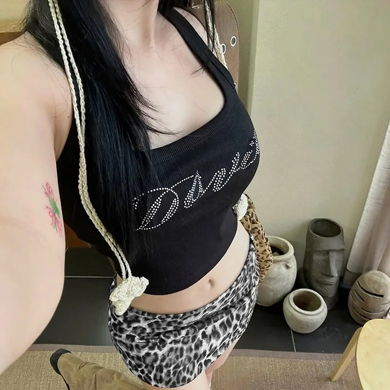 Minigonna sexy con stampa leopardata 2026 primavera nuovo arrivo tinta unita moda sottile gonna con stampa leopardata a vita bassa festa streetwear