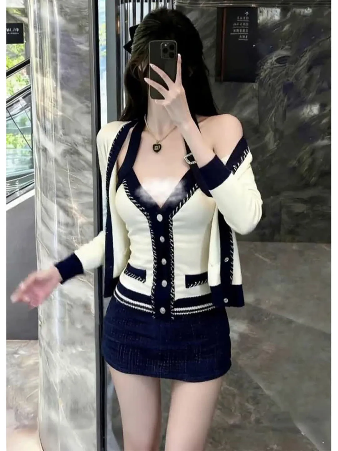 

Элегантный женский кардиган с длинным рукавом и V-образным вырезом, комплект из трех предметов: топ, внутренняя одежда и юбка с высокой талией контрастного цвета.