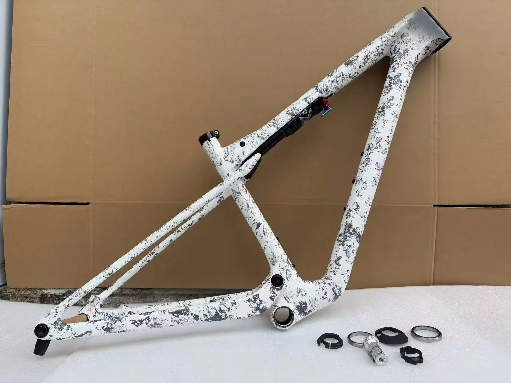 

Full Carbon Fiber T1000 Ultra-Light Ultra-Hard Mountain Off-Road Soft Fork XC EPIC with Hidden Rear Splash Plate and 29er Suppor