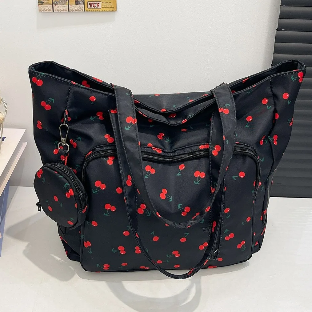 กระเป๋าโท้ทลายเชอร์รี่สำหรับผู้หญิง ปี 2025 กระเป๋าสะพายไหล่ความจุขนาดใหญ่ พร้อมหูหิ้ว กระเป๋าสะพายข้างลายผลไม้ ดีไซน์หวานและกว้างขวาง