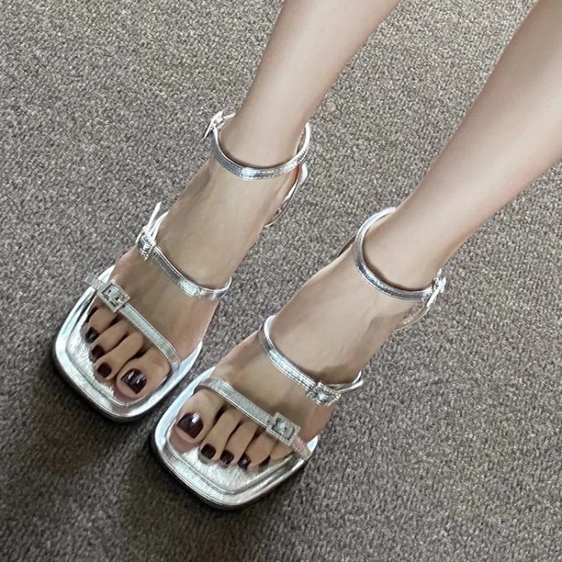 女性のファッションサンダル 35-40 オープントゥスクエアヘッドファインバックルバックルハイヒール快適な薄いストラップ気質シングルシューズ