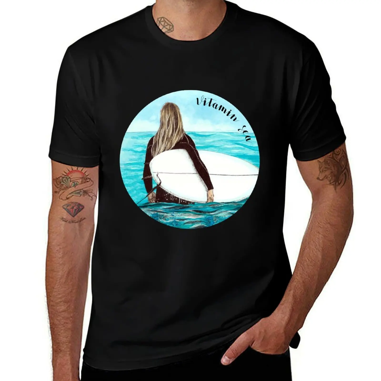Vitamin Sea - Camiseta informal de manga corta con estampado de chica surfista rubia con tabla de surf blanca en agua turquesa