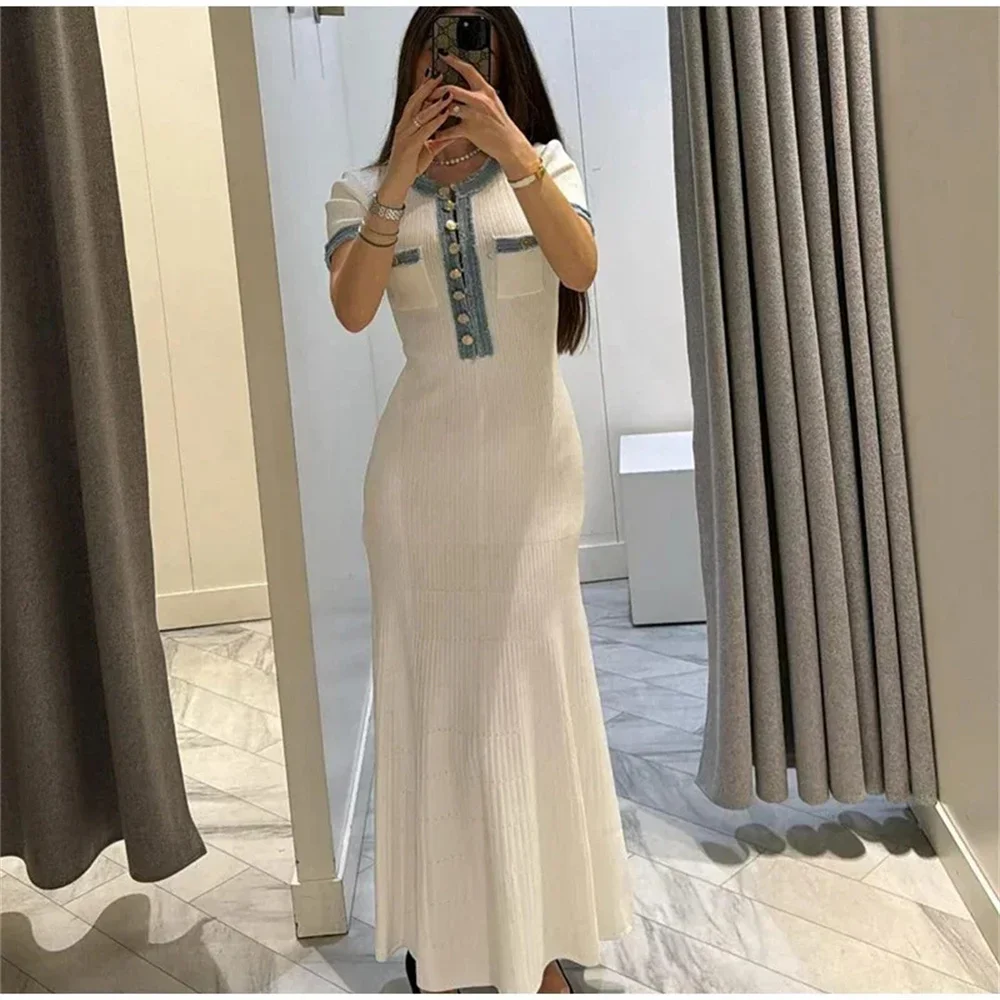 Elegancka, kontrastowa damska sukienka maxi z dzianiny, szykowna sukienka bodycon z krótkim rękawem i metalowymi guzikami, sukienka do biura dla kobiet pracujących.