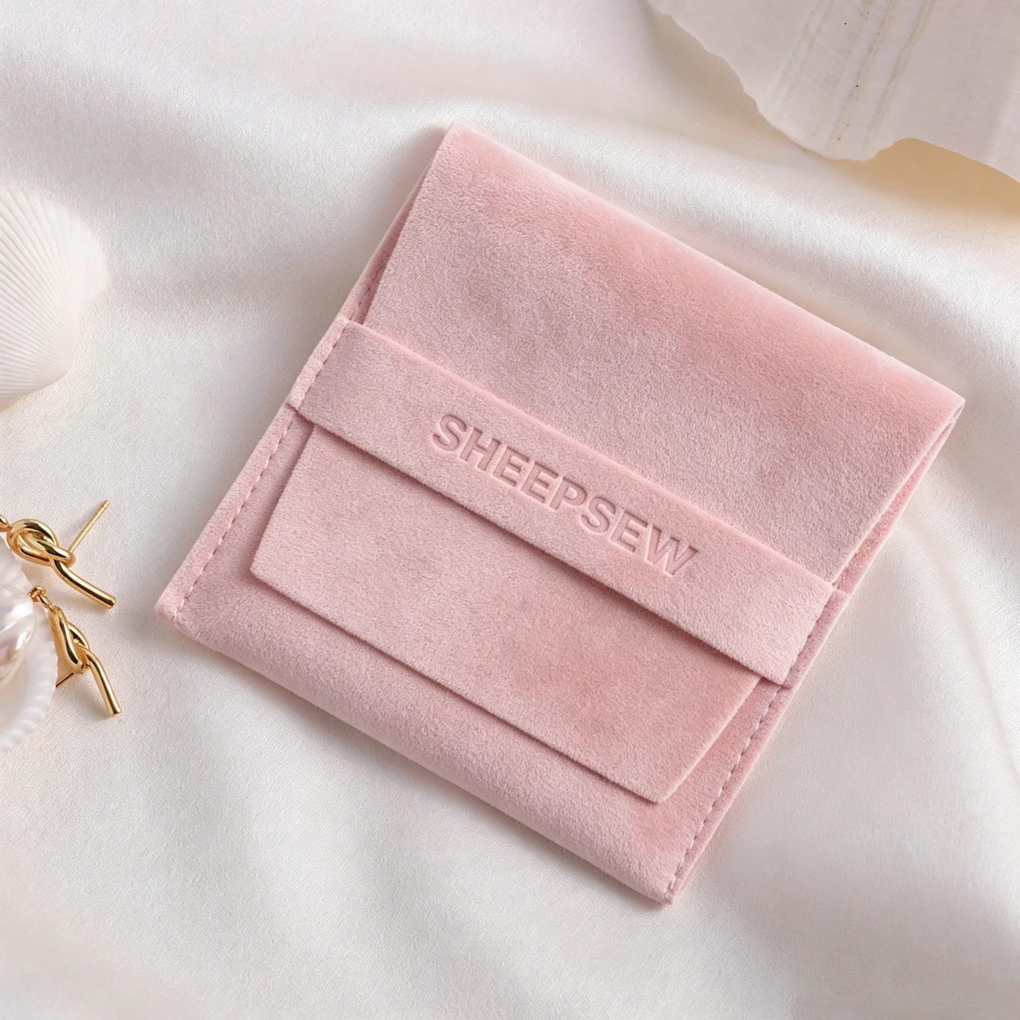 

SHEEPSEW 8x8cm Custom Logo White Microfiber Jewelry Packaging Bag Jewelry Gift Pouch