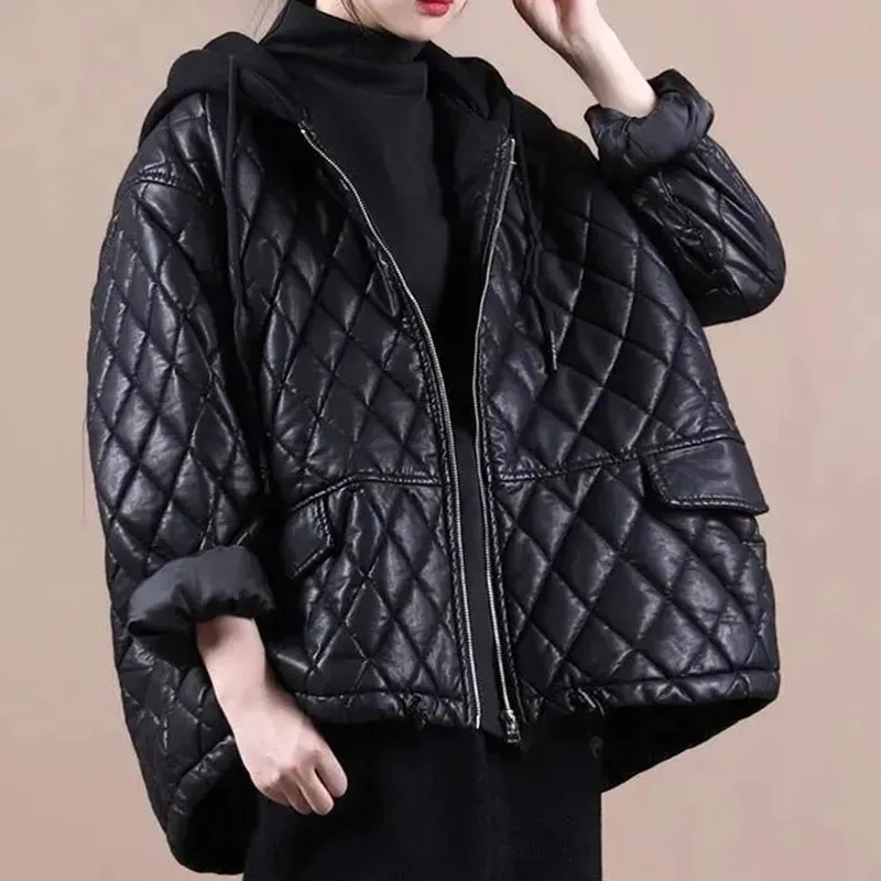 Cappotto imbottito in cotone in pelle PU da donna coreana Cappotto invernale da donna con nuova giacca in cotone con cappuccio 2025 Top in cotone imbottito in ecopelle femminile