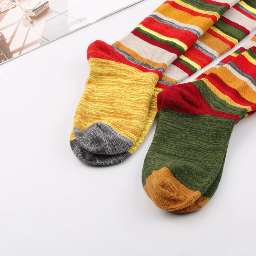 Bunte gestreifte Damenstrümpfe, weihnachtliche farbige Kniestrümpfe aus Baumwolle – Detail 7