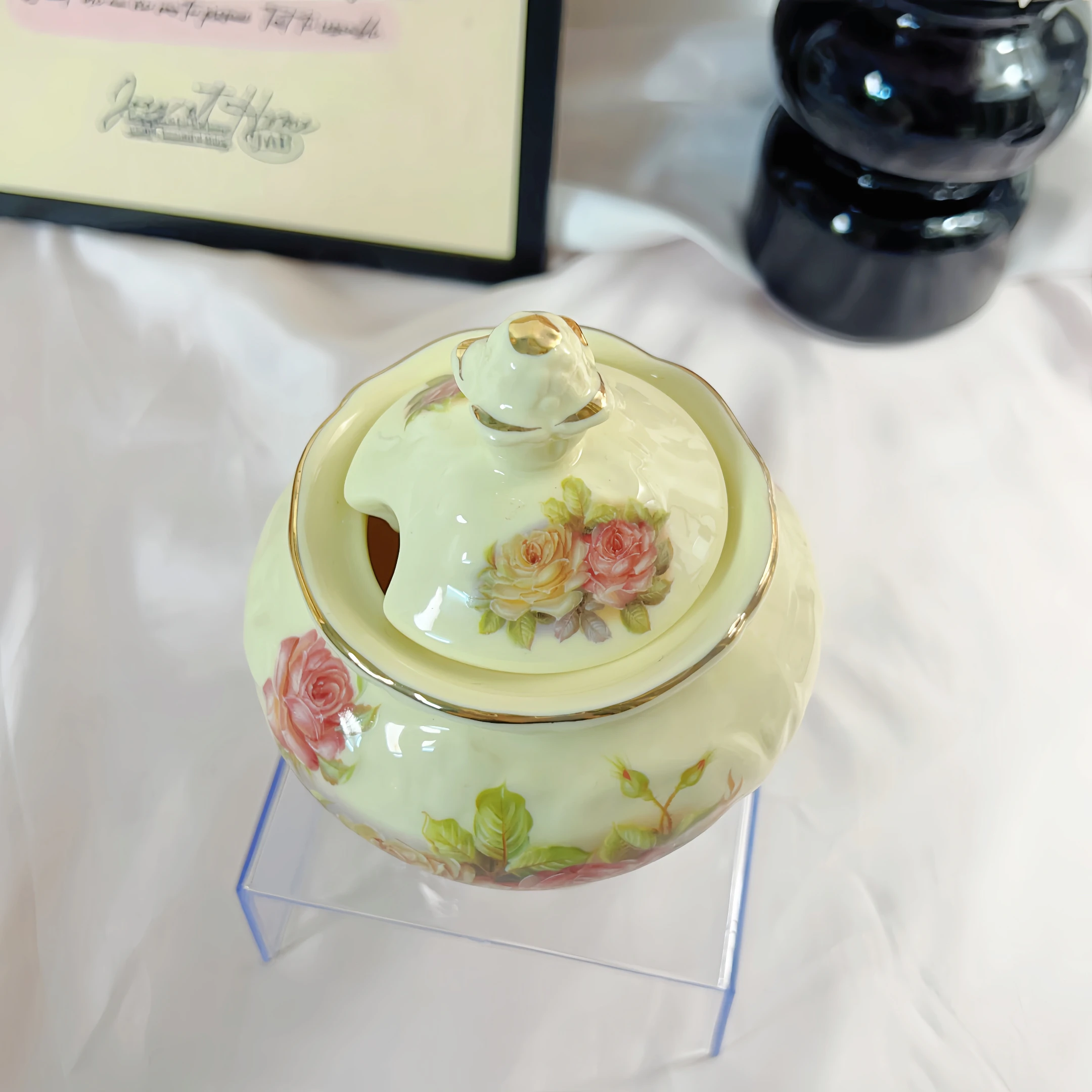 European style ivory yellow handmade gold-plated ceramic heat-resistant relief seasoning tank, chili oil tank, salt tank