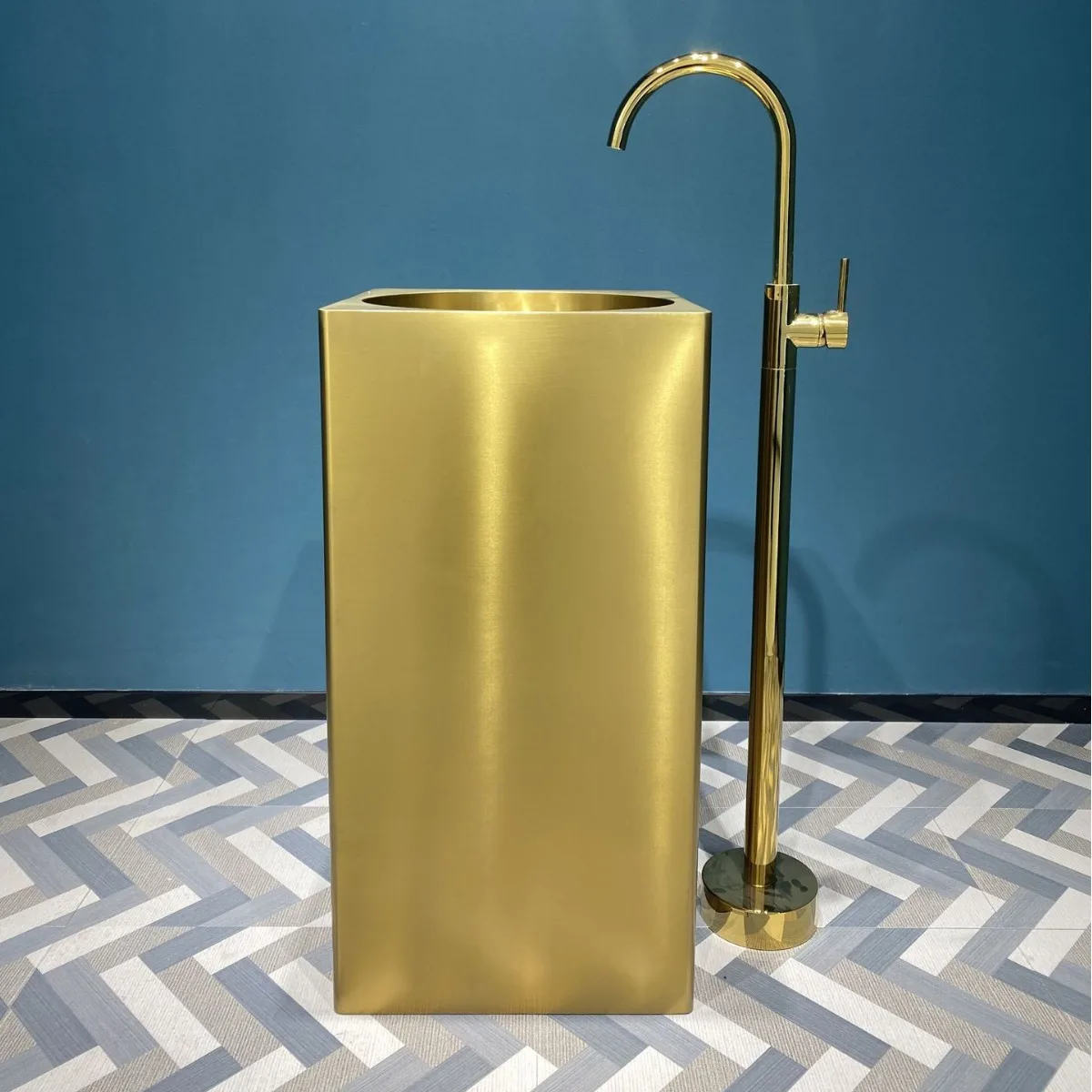 

304 stainless steel column type washbasin golden washbasin balcony