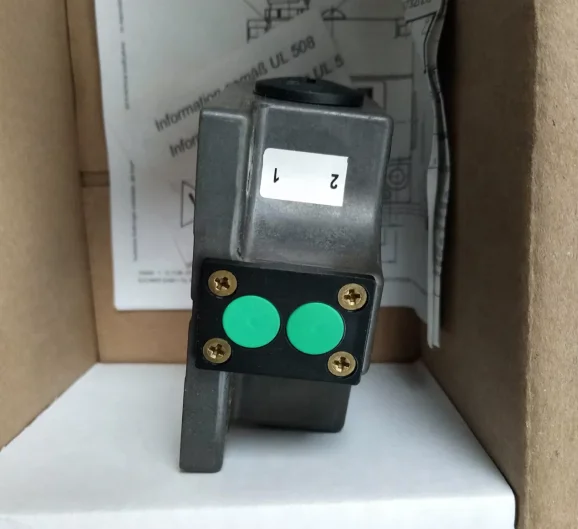 SN02X12-732L-MC2459  SN02X12-732L-MC2122 Original New Safety Switch Have Stock