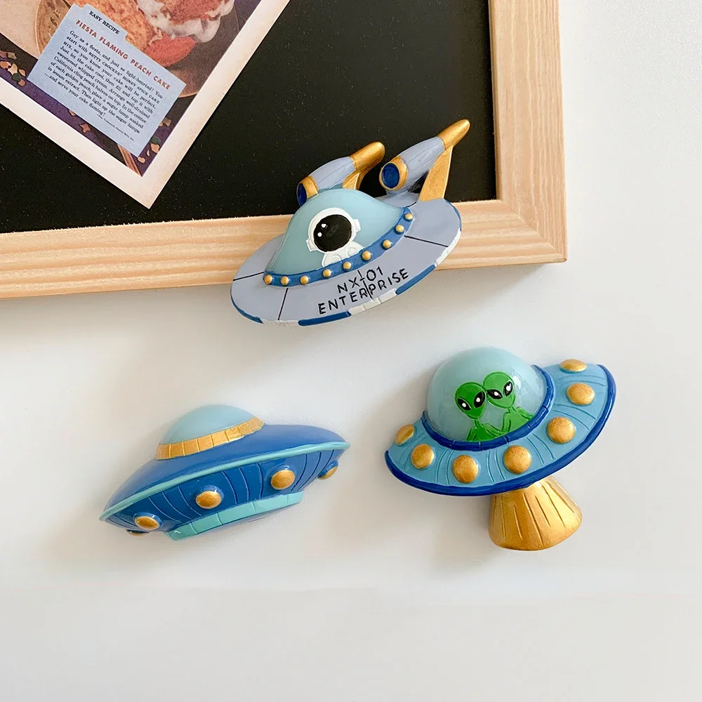 Spacecraft UFO Series Magnetic Refrigerator Magnets Vibration Induction Flash Resin Decorative Magnetic Stickers Home Decore