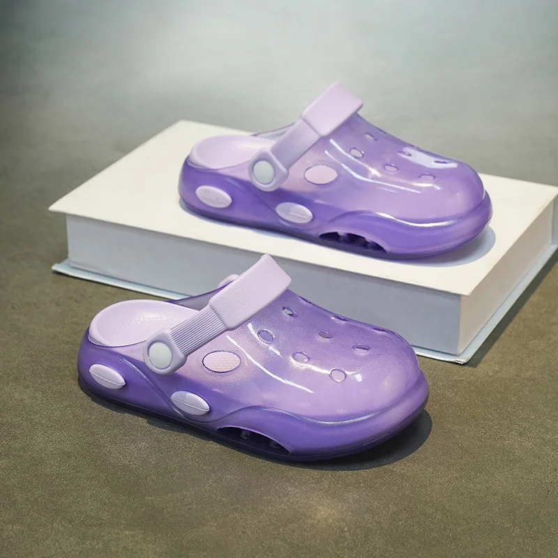 

A pair of children's slip-on shoes with anti-slip and wear-resistant soles and a comfortable and breathable upperYC-A098-8