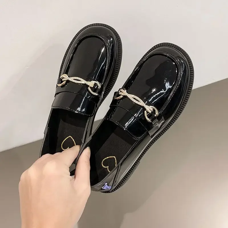 Mocasines elegantes de tacón bajo con decoración de Metal, zapatos informales de cuero de lujo negro mate para mujer, tacones cuadrados, punta redonda, calzado para mujer