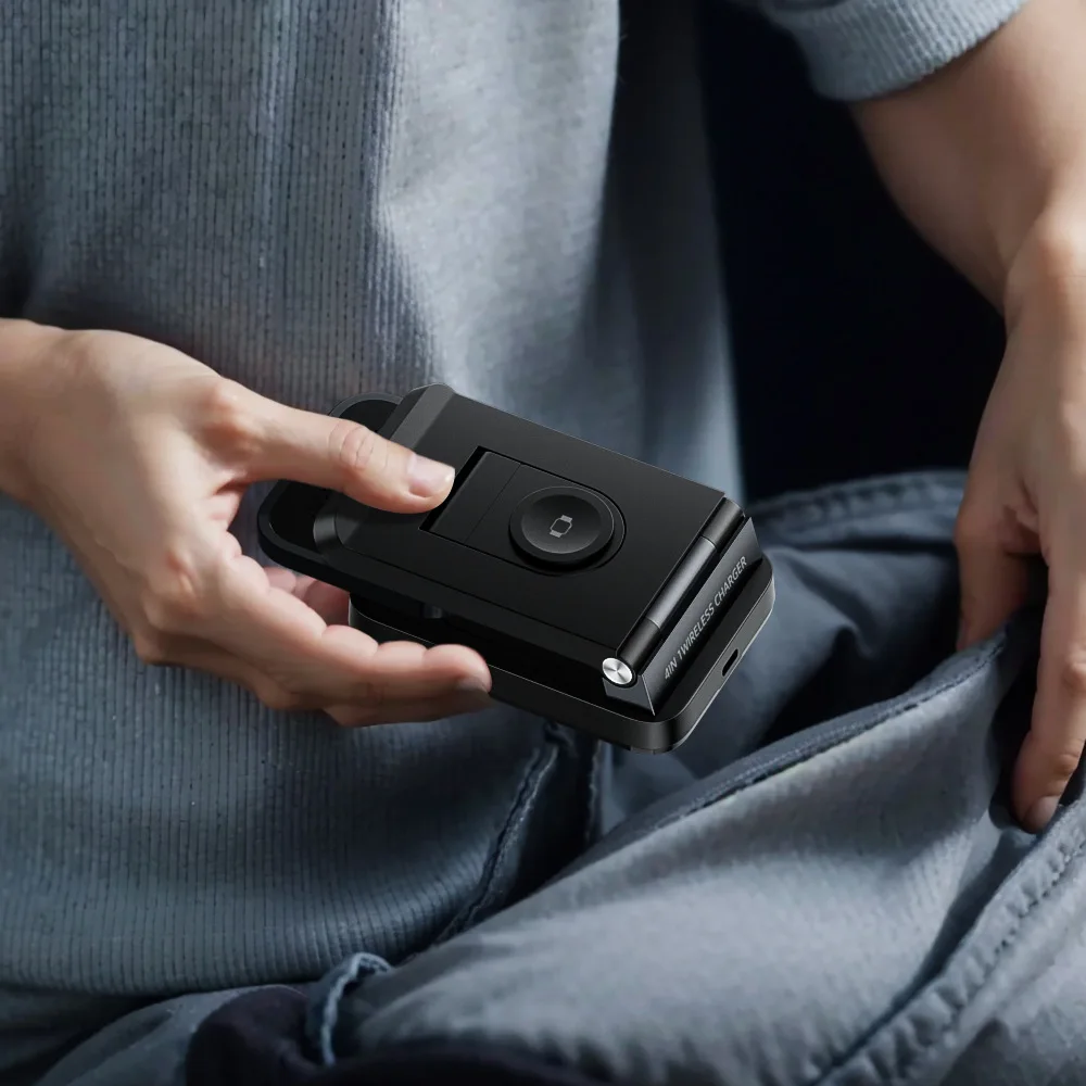 new foldable magnetic three-in-one wireless fast charger suitable for iPhone with wireless charging stand