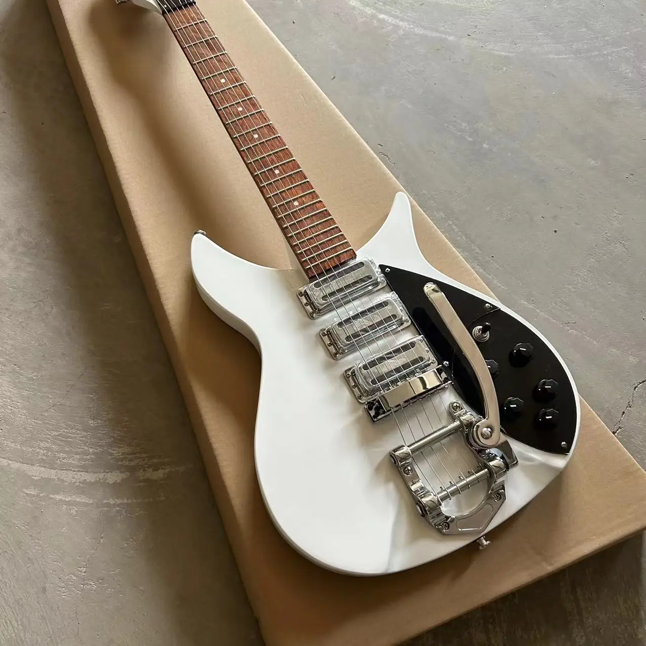 325 جيتار كهربائي أبيض، جسم الزيزفون، اهتزاز الجاز، أسود، لوحة أصابع من خشب الورد، 21 قطعة #3