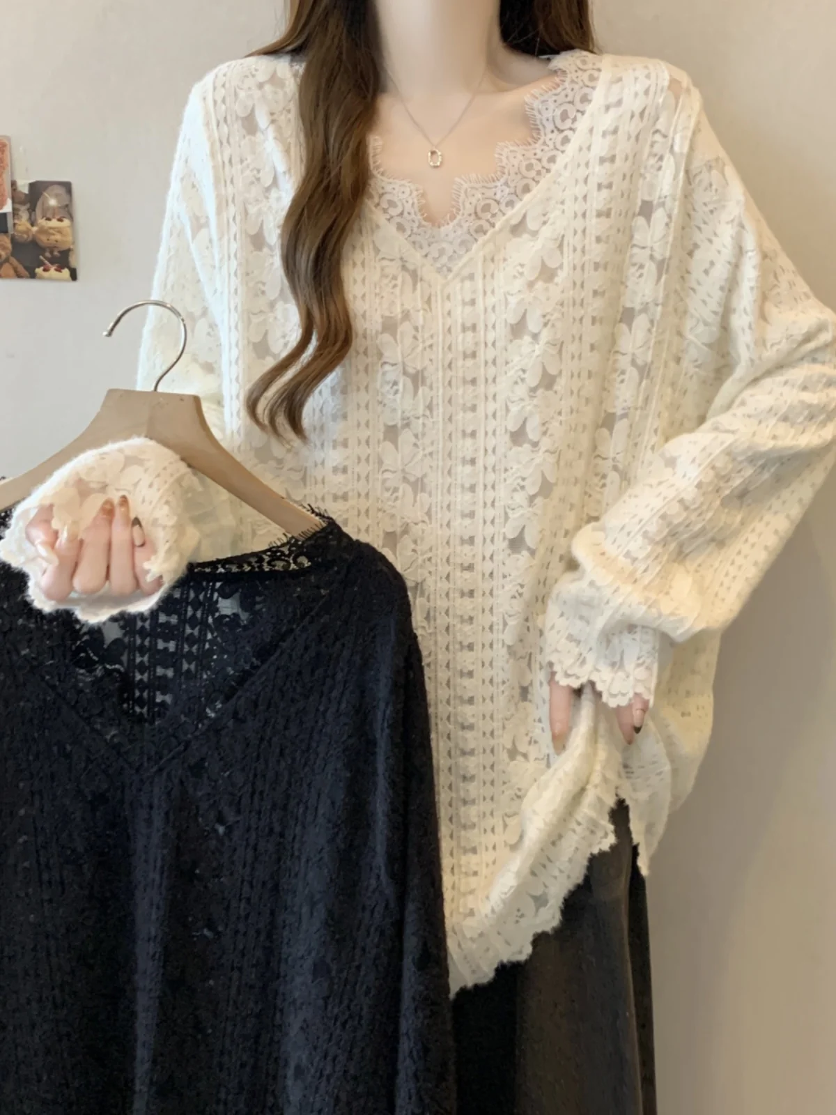 

Женская блузка больших размеров с V-образным вырезом, кружевными вставками, свободного кроя, универсальная, стройнящая, модная, в корейском стиле, для повседневной носки, с длинным рукавом