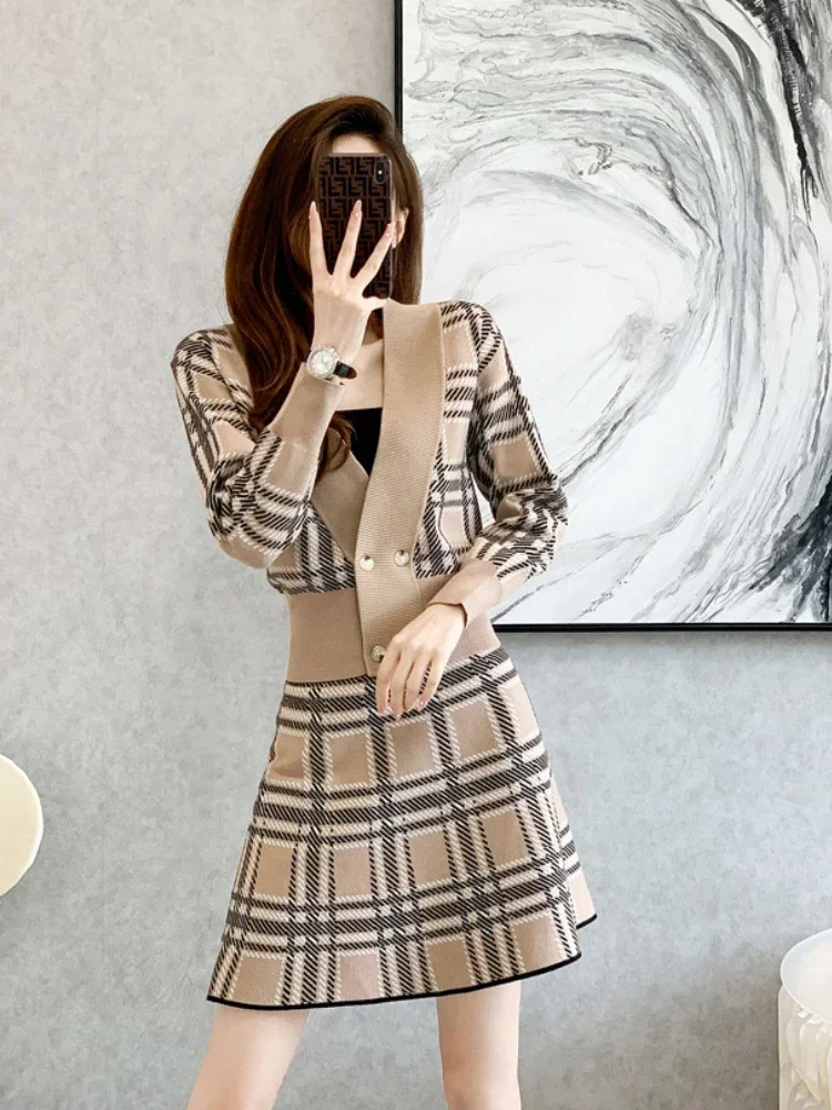 

Retro V-neck plaid short knit cardigan+high waisted mini skirt two-piece set for women's fashionable and sweet autumn 2022 new