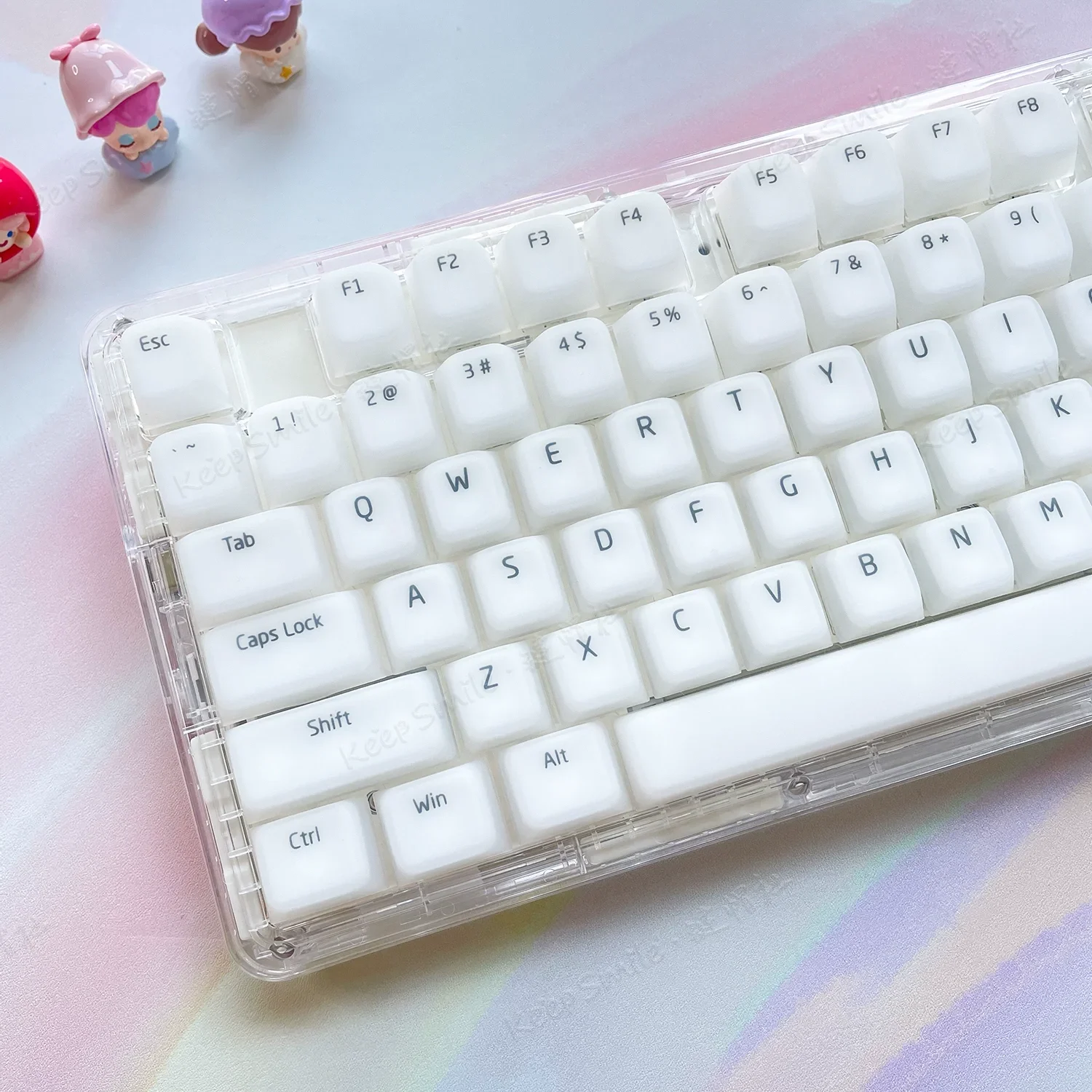 Silicone keycaps are engraved with light-transmitting jelly pudding, skin-friendly and silent, original highly foggy keycaps.