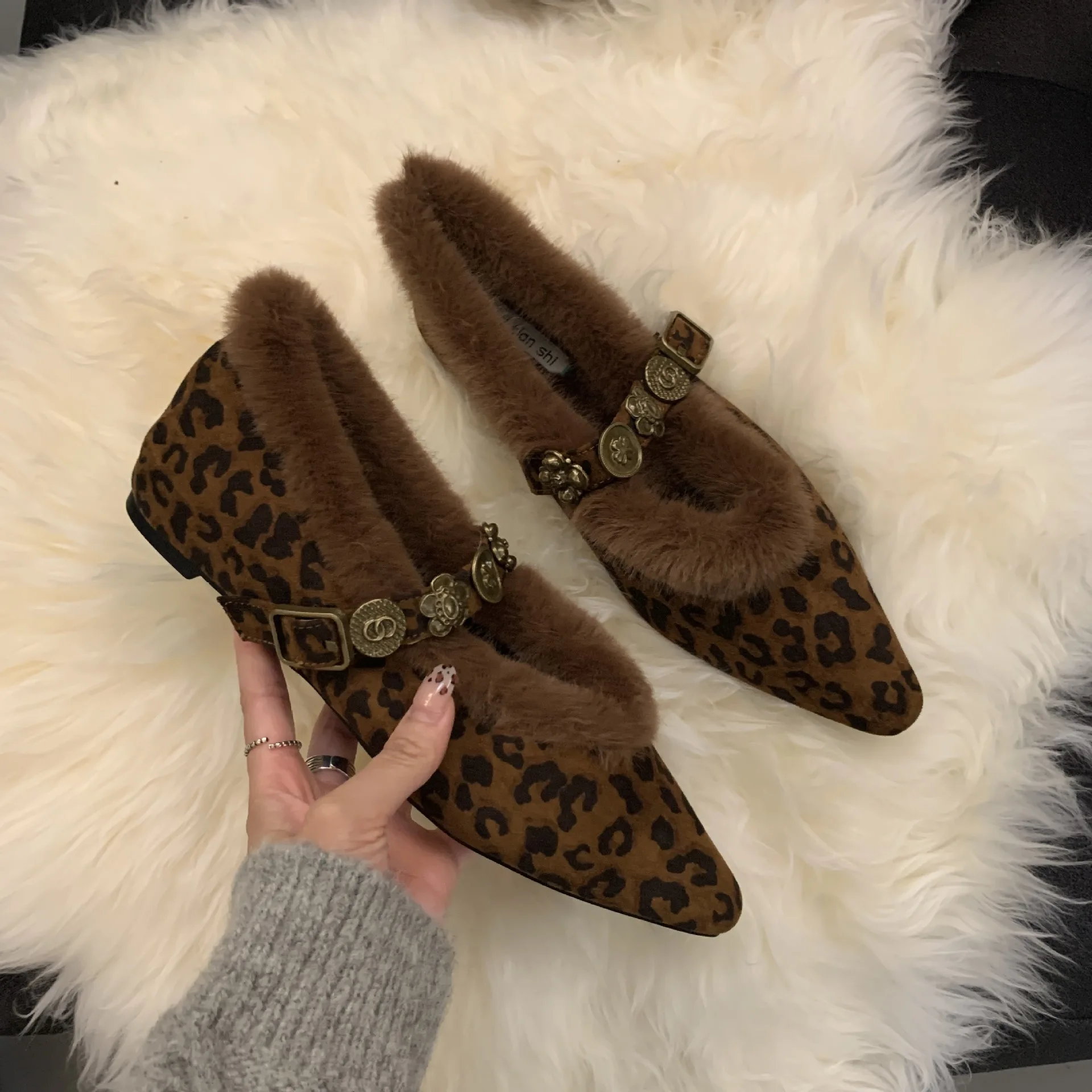 

2026, новые зимние женские лоферы на толстом каблуке с острым носком и заклепками, теплая повседневная обувь без шнуровки в британском стиле, женская обувь на массивном каблуке