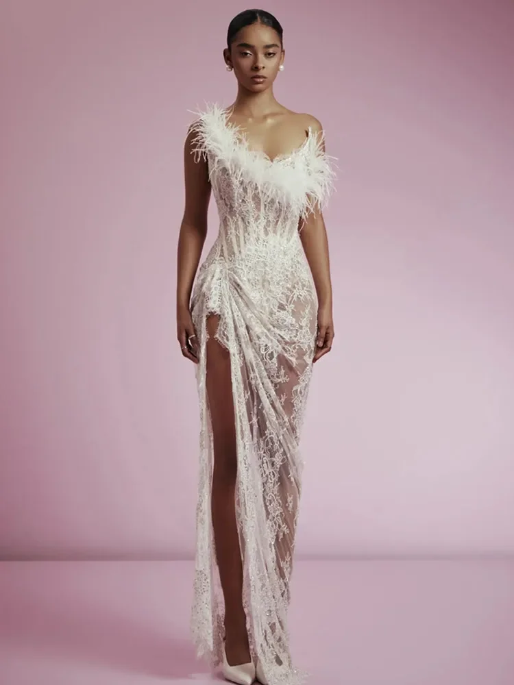 Vestidos de fiesta de lujo para mujer, corsé bordado de encaje peludo sin tirantes blanco de diseñador, vestidos de fiesta de noche de celebridades con pierna abierta drapeados