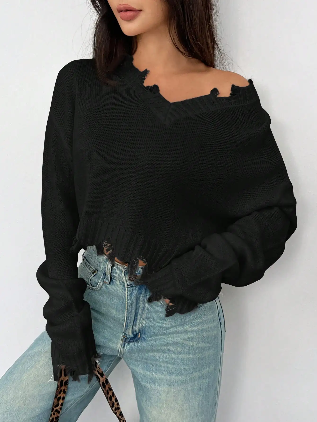 

Женский черный укороченный вязаный свитер с V-образным вырезом и эффектом потертости, со спущенным плечом