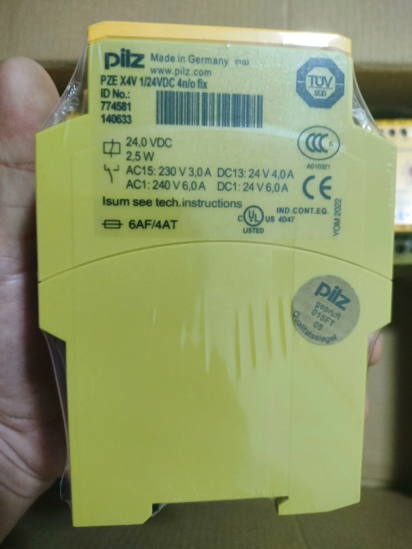 Pilz X4V 1S 774581 safety relay Germany in Stock