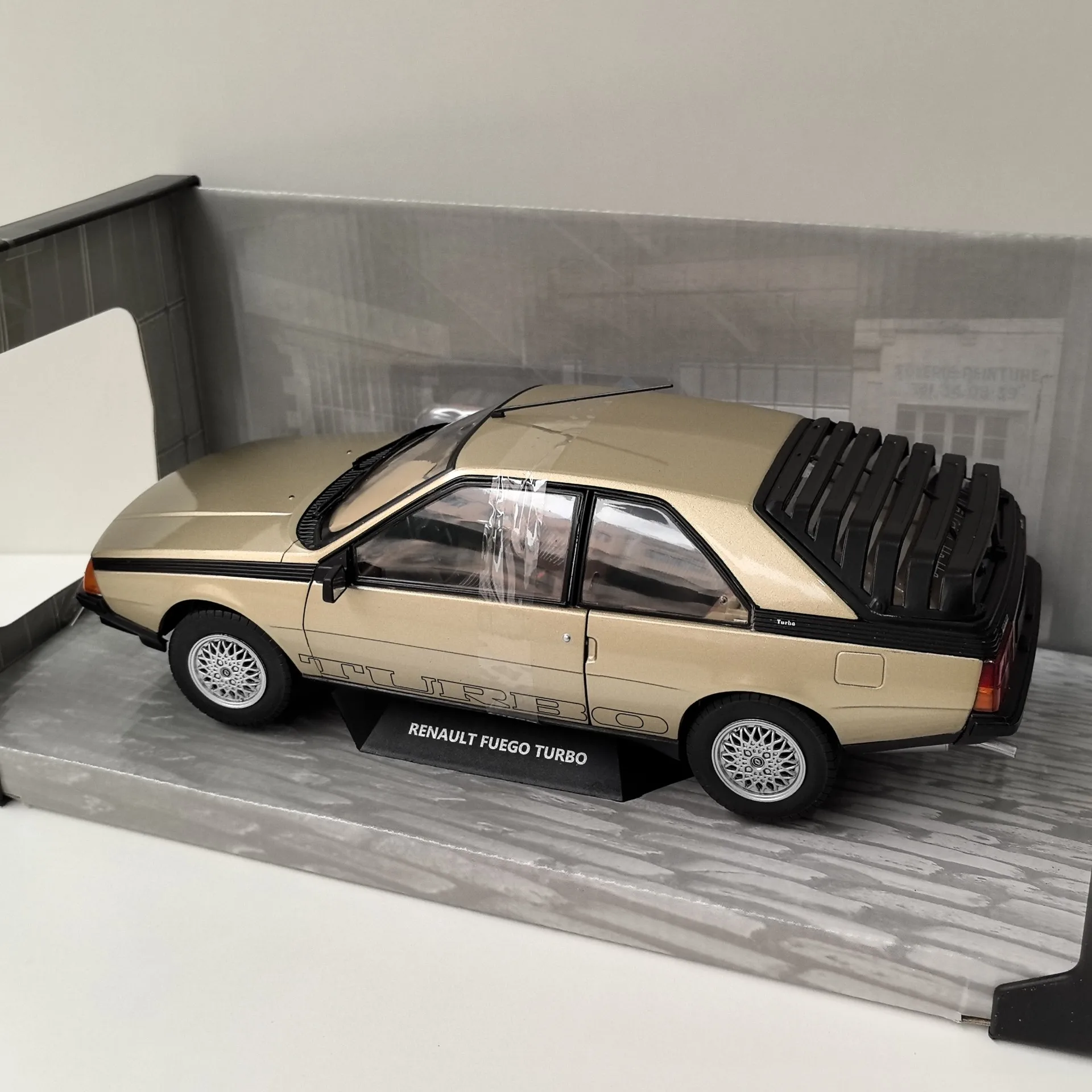 ダイキャスト SOLIDO 1/18 スケール ルノー フエゴ ターボ ルノー合金車モデル コレクタブルおもちゃ ギフト 記念品 ディスプレイ装飾