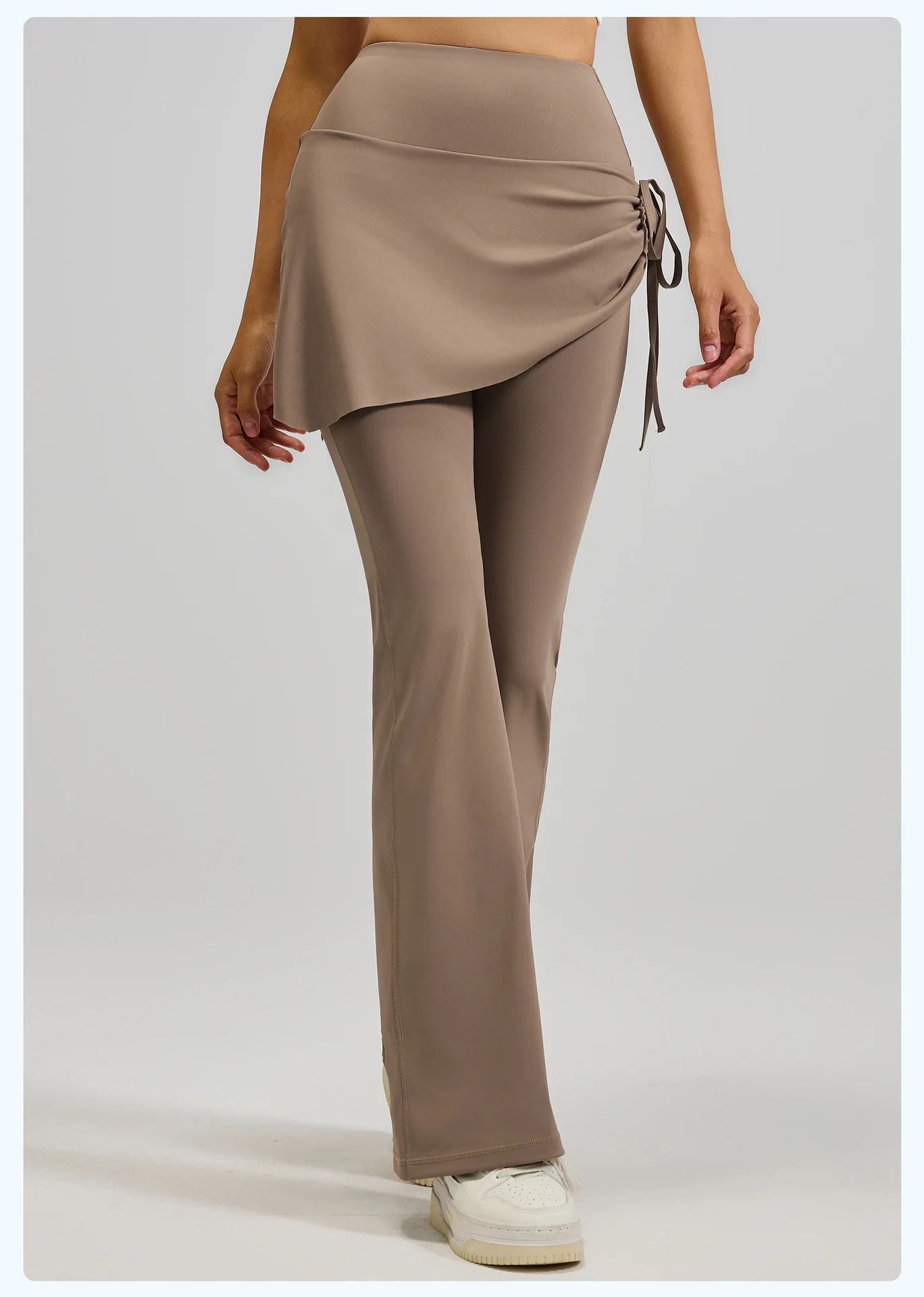 Nuovi pantaloni minigonna a pieghe con volant dal design in due pezzi, abbottonatura leggermente svasata per sollevare i pantaloni da yoga in vita e dei glutei