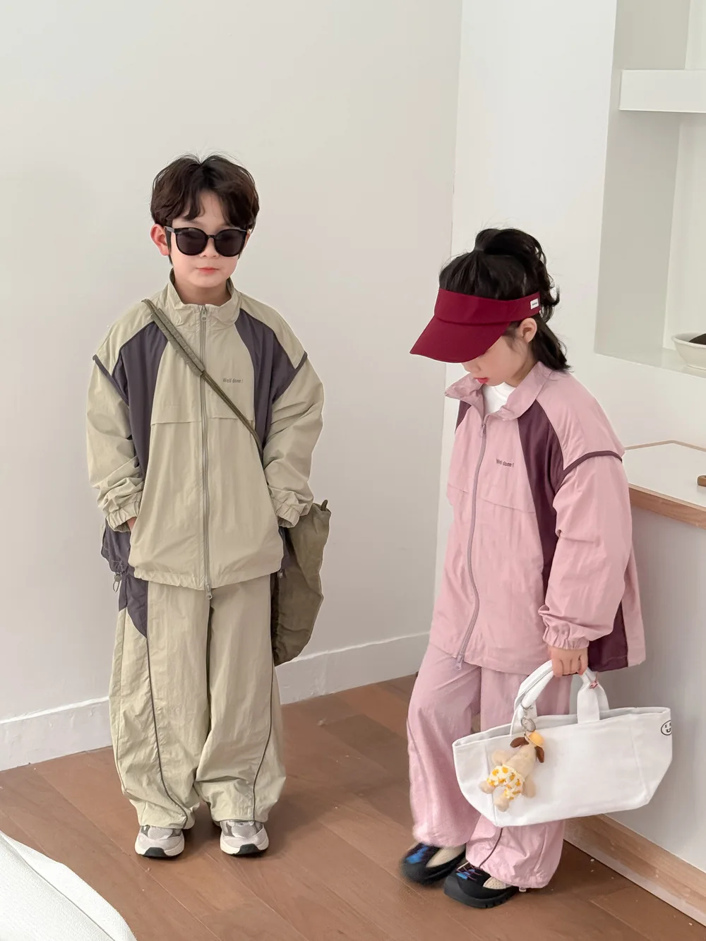 

Весна 2025 года, корейское издание для мальчиков и девочек, однотонная повседневная рабочая одежда, комплект из двух предметов для детей, свободный комплект на молнии