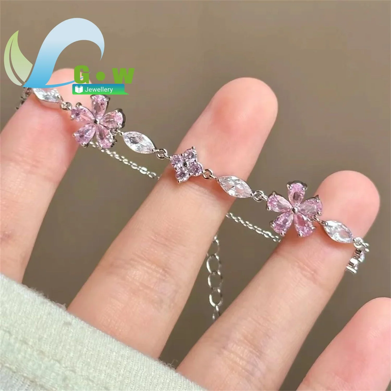 Crystal Pink Cherry Blossom Bracelet Light Luxury Fresh Small Chic Flower Design Elegant Lady Style Womens Jewelry Wholesale