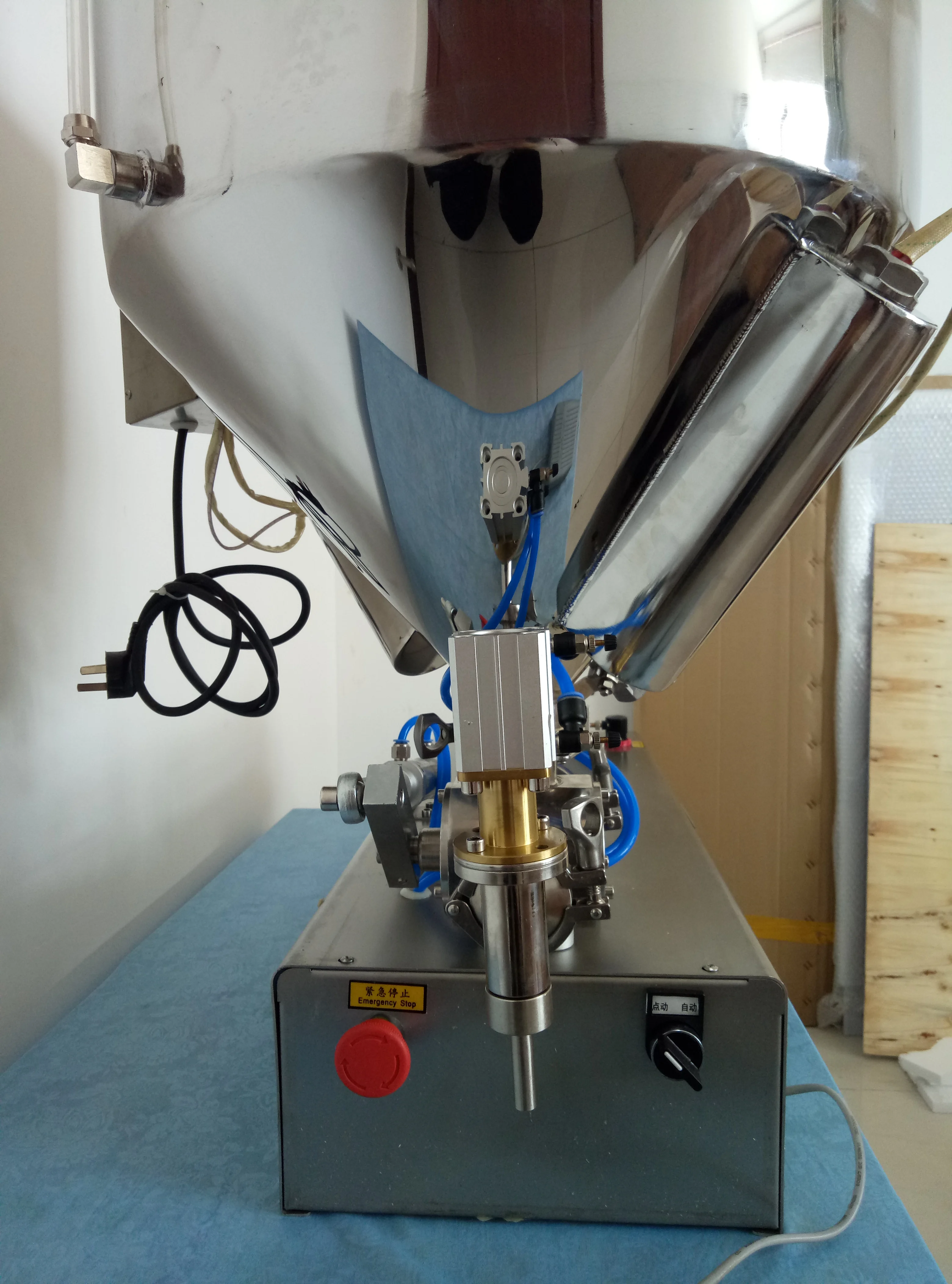 

Пневматическая машина для розлива, многофункциональная машина для розлива пастообразных и жидких продуктов с функцией нагрева и смешивания