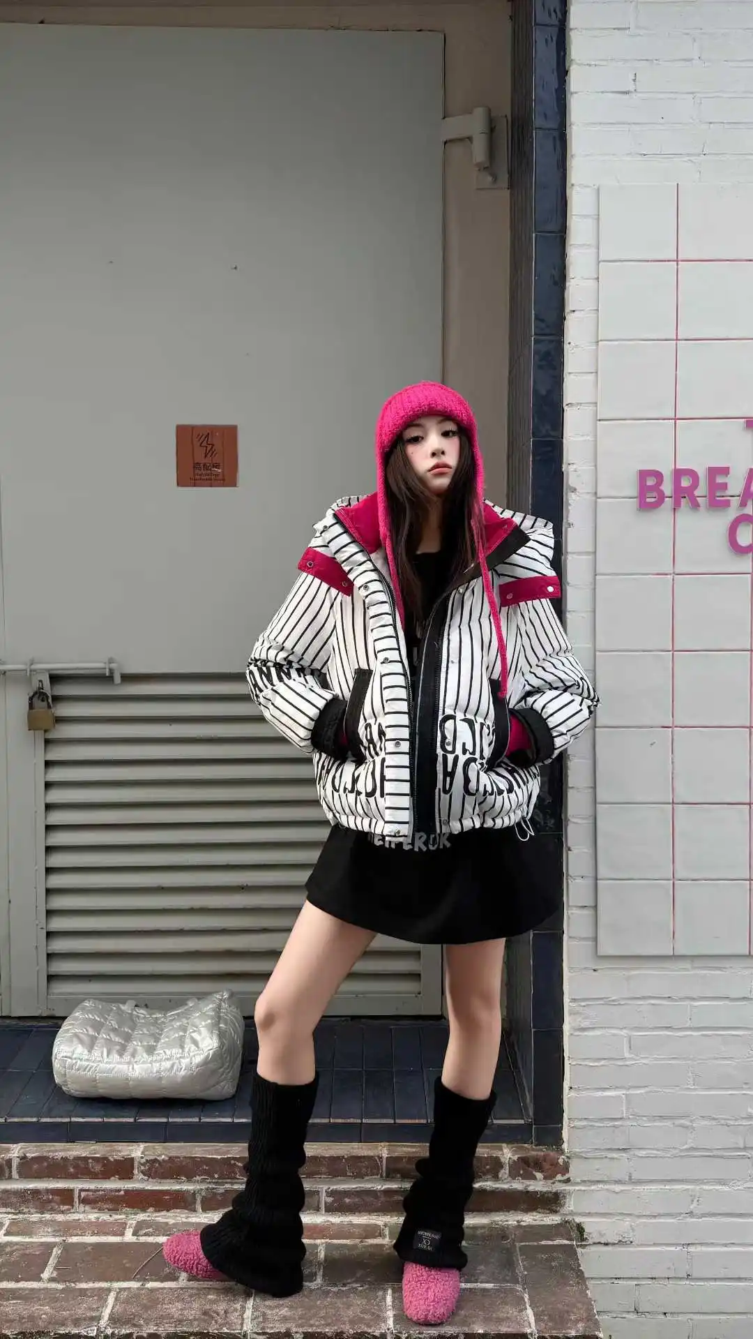 그래피티 레터 대비 색상 짧은 화이트 덕다운 재킷 여성용 겨울 신상 화이트 덕다운 루즈 스노우 파카 재킷