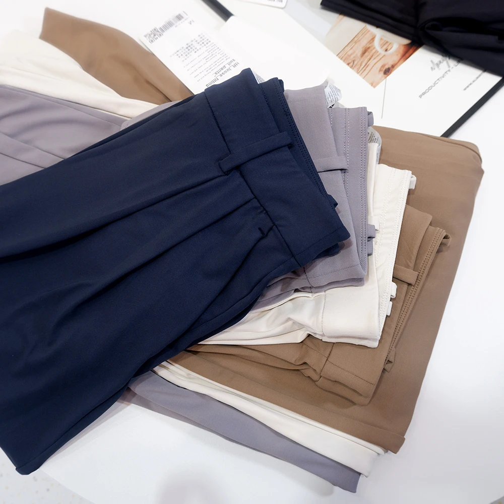 Hosen mit Taschen und Falten, angenehm kühlend, vielseitig einsetzbar, weit geschnitten, lange Hose, lässig, gerade geschnitten, mit elastischem Bund. – Detail 9