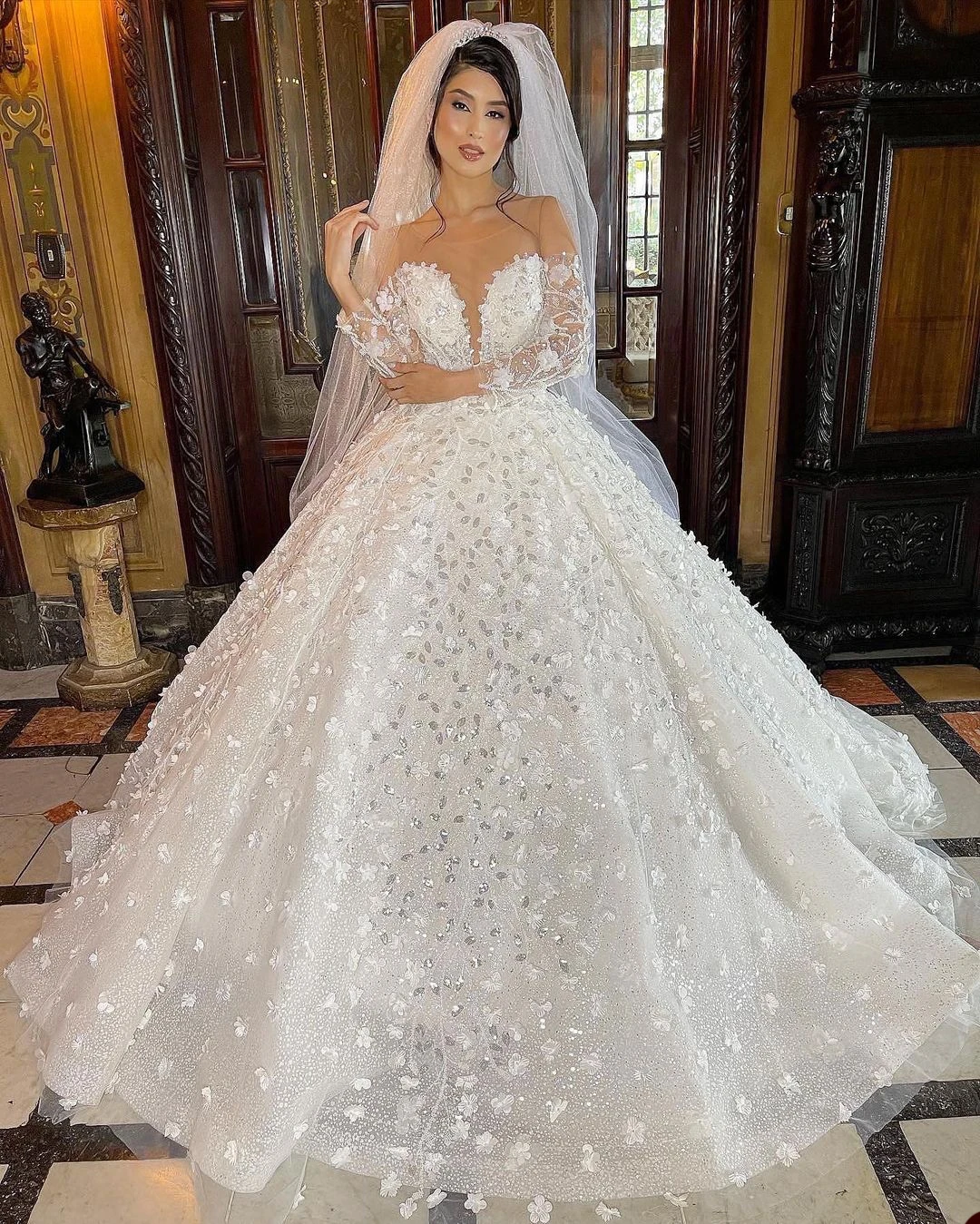 หรูหราชุดบอลชุดแต่งงานชุดแขนยาวชุดเจ้าสาว V คอ 3D ลูกไม้ดอกไม้ Appliques Vestina De Novia ที่กําหนดเอง