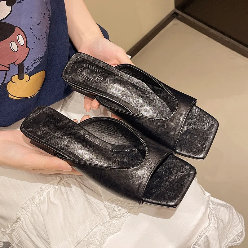 Französische minimalistische Retro-Slipper mit spitzer Zehenpartie und niedrigem Absatz für Damen, modische Sommersandalen mit dicken Absätzen für den Strand.