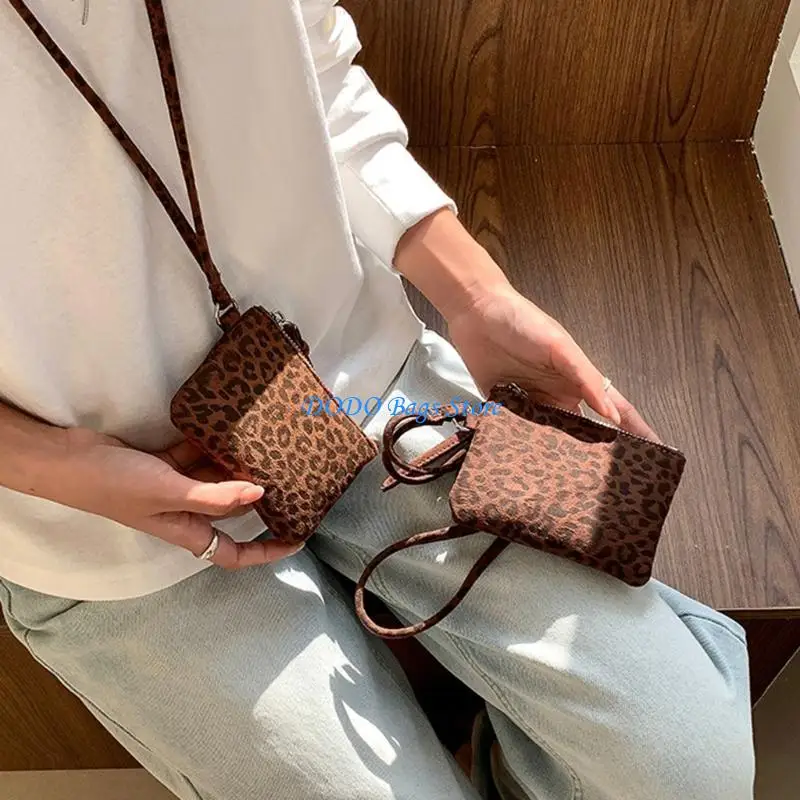 여행 및 쇼핑을 위한 끈 열쇠 주머니와 목 코드 PU 가죽 지갑이 있는 휴대용 표범 인쇄 동전 가방