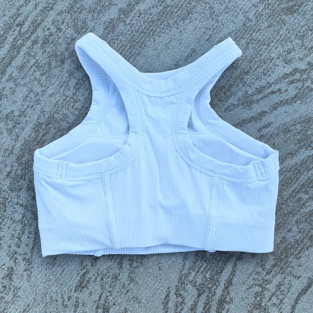 Рисунок 2 - Спортивный бюстгальтер в рубчик для женщин