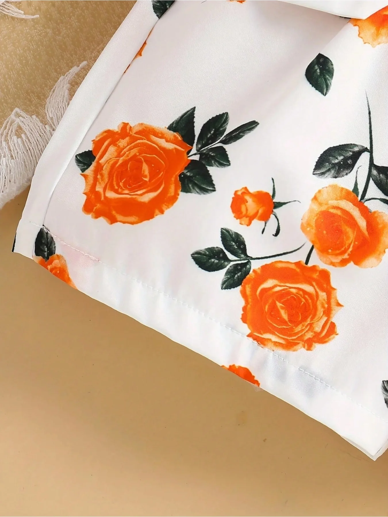 Mädchen-Kleidungsset in einfarbiger Ausführung mit ärmellosem Oberteil und Shorts mit Schleifenborte, diagonales Kragendesign für Kinder. – Detail 7
