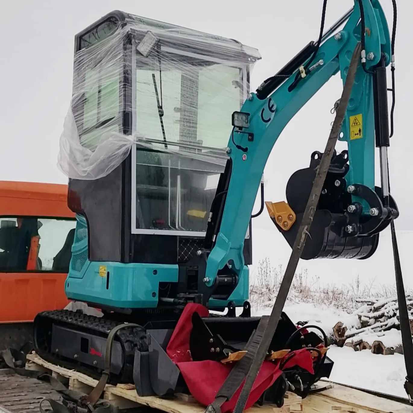 

Customized CE EPA Certified Mini Excavator with Cab 2.0 Ton Small Digger For Landscaping & Yard Work