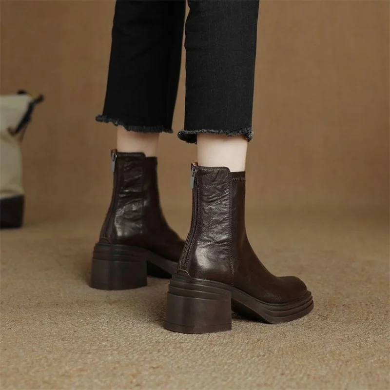 أحذية تشيلسي شتوية جديدة بمقدمة مستديرة لعام 2025 مع أحذية قصيرة بكعب عالٍ مكتنز