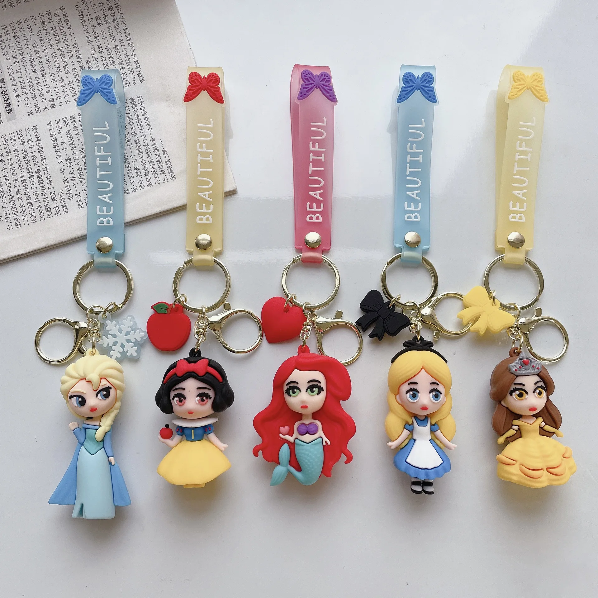 ディズニープリンセスの漫画のペンダント,かわいい3Dベルギー,白雪姫,キャラメル,女性のためのキーリング,ギフト