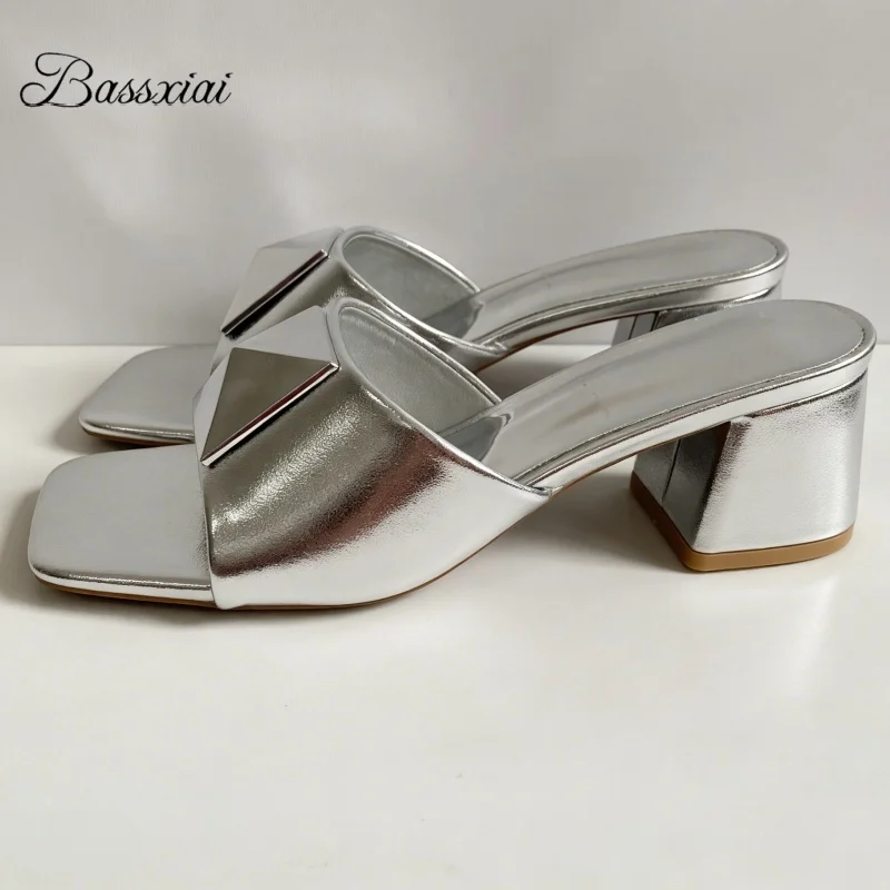 

Серебряные сандалии с заклепками, современный дизайн, женские, лаконичный стиль, средний каблук, летние мюли для девушек.