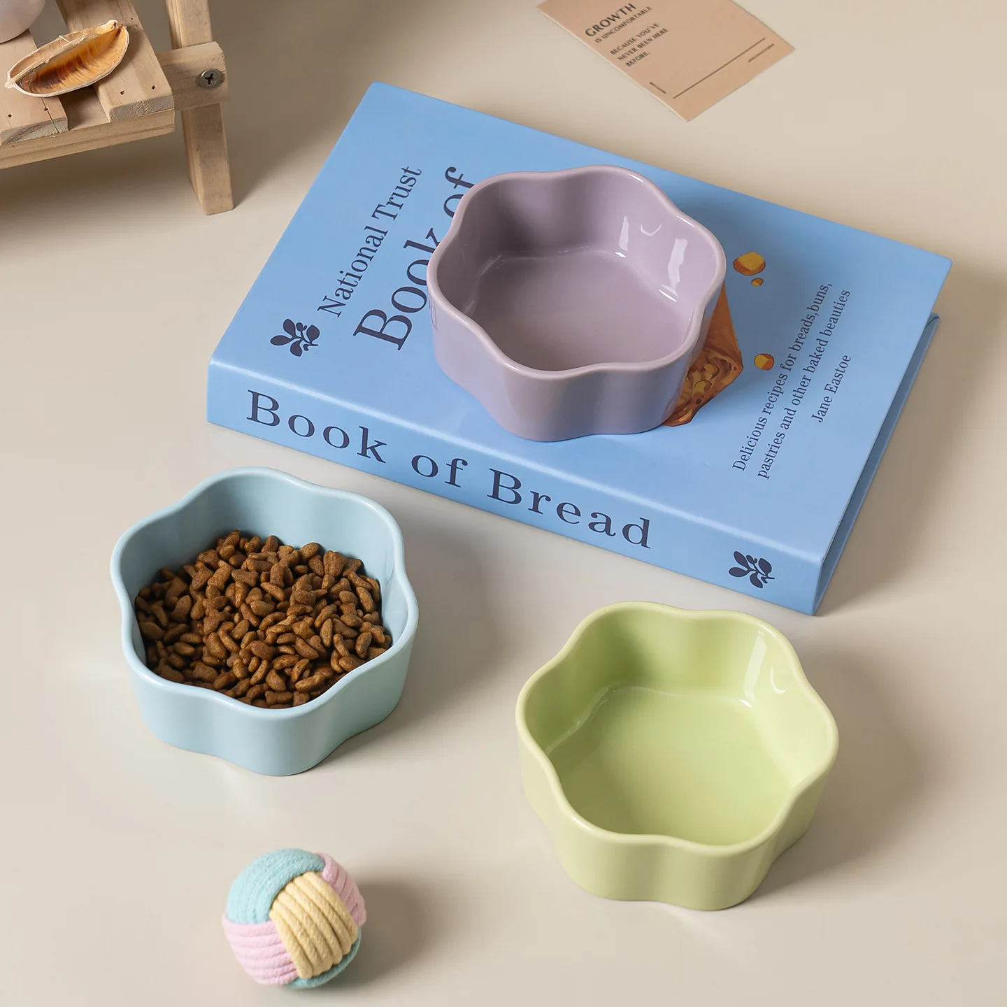 Anti-Black Chin Ceramic Pet Bowl - Flower Shape Cat Dog Food Water Dish, Non-Toxic Easy Clean Smooth Glaze, 11cm Modern Home Dec