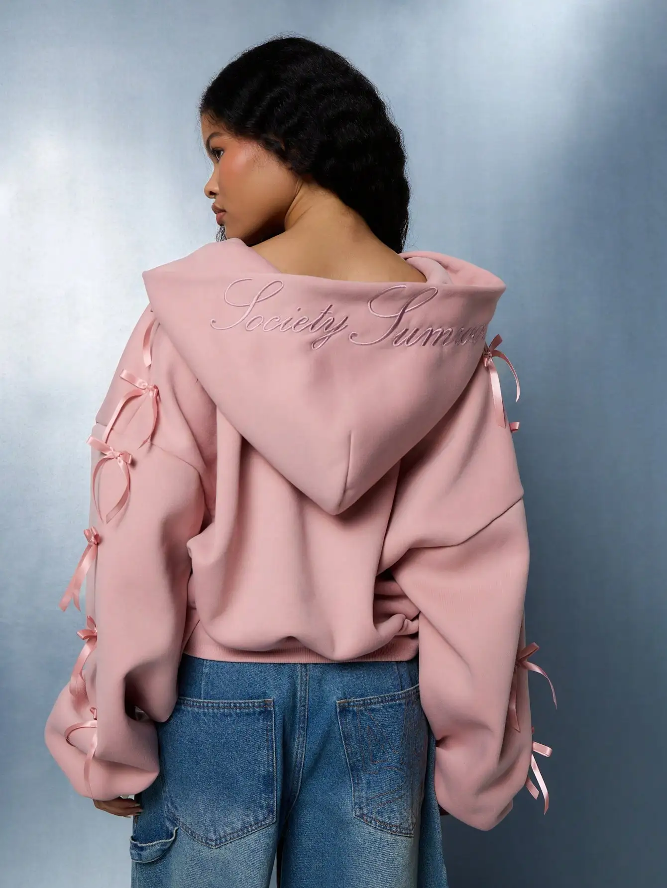 

Розовое укороченное худи с бантом и вышитой надписью на спине