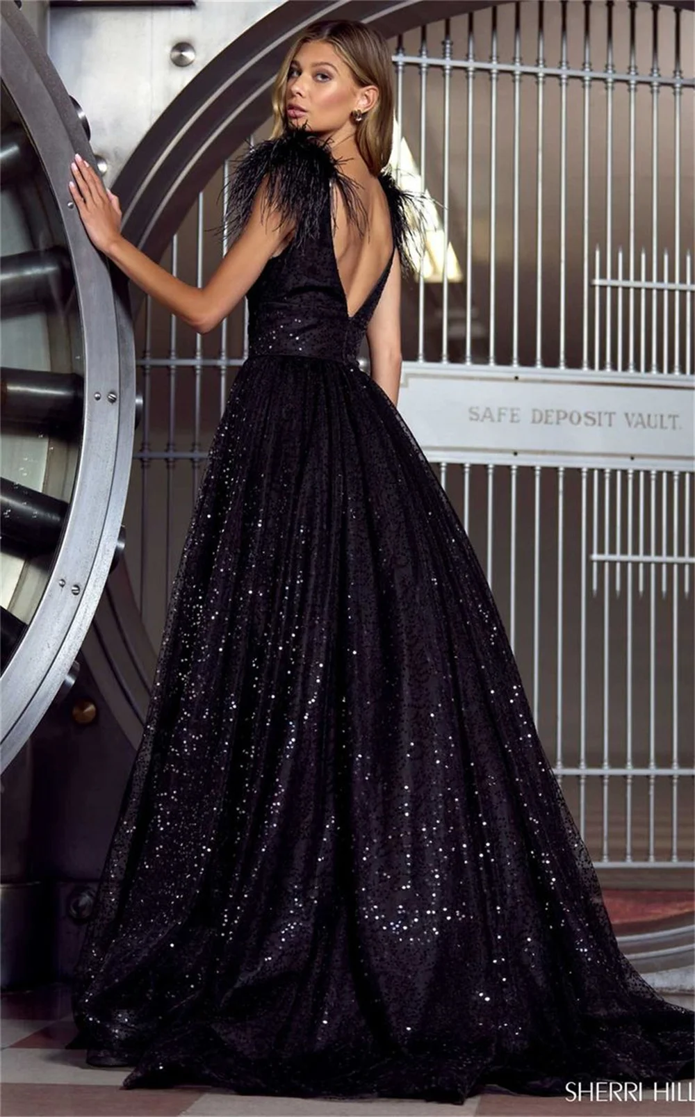 Cathy Black Glitter Sequins A-line Prom Dress Sexy Side High Split Tulle فساتين السهرة Backless Strapless Evening Dress